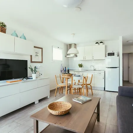 Playa Chica - Cozy & Comfy, Balcony, 2 Min To アパート *