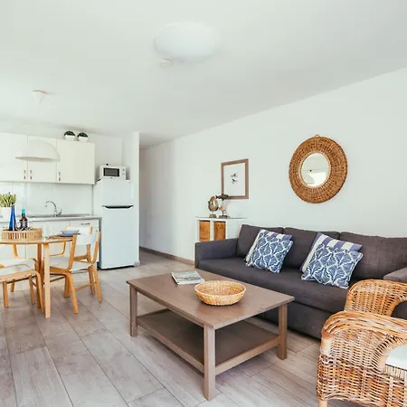 Playa Chica - Cozy & Comfy, Balcony, 2 Min To