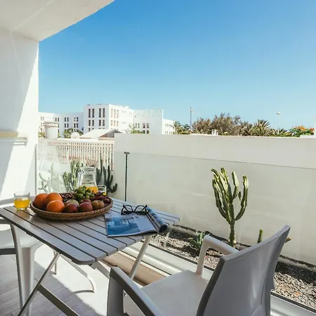Playa Chica - Cozy & Comfy, Balcony, 2 Min To アパート